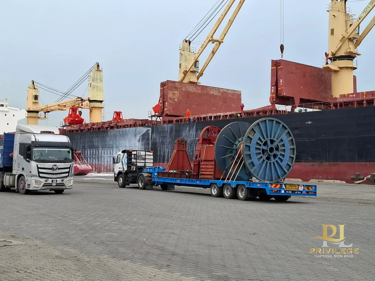 Privilege Lifting heavy lowbed transport truck and machinery haulage in Johor